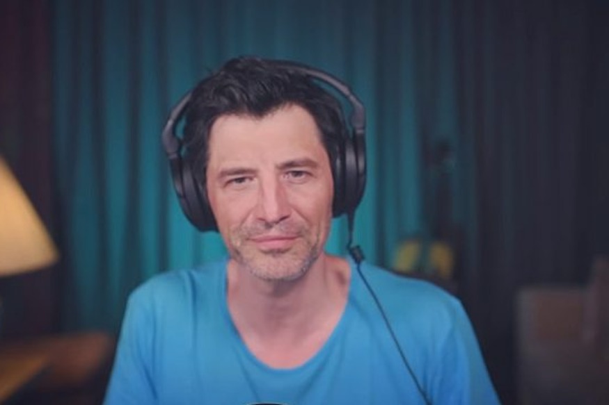 Ο Σάκης Ρουβάς ερμηνεύει το «Cry Me A River» στο πρώτο «Corona Session»